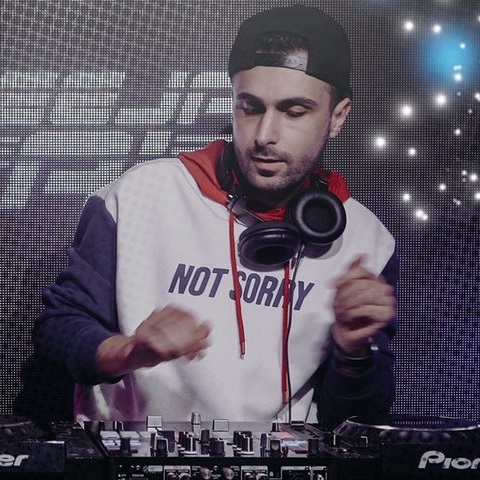 این تصویر دارای صفت خالی alt است؛ نام پروندهٔ آن Deejay-Al-Dor-Dor-Studio-Episode-1.jpeg است